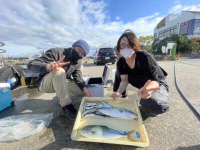 <p>秋山様・橋本様　沖の北　ショアジギでハマチ2匹GET！！！マイワシの回遊もありました♪</p>