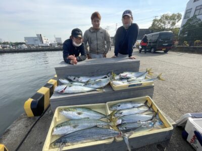 <p>釣りナンデス様　沖の北　ショアジギでハマチ〜メジロ・サゴシ〜サワラ計22匹 GET！！大爆釣♪♪</p>