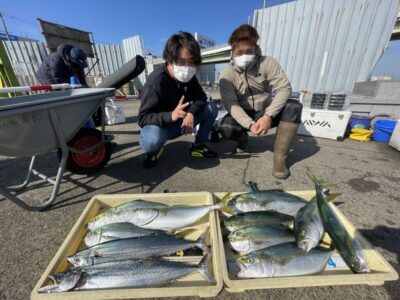 <p>釣りナンデス様　沖の北　ショアジギでハマチ9匹・サゴシ2匹GET！！！今日はベイトもかなり接岸し青物高活性でした^ ^</p>