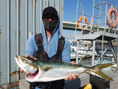 <p>沖の南　ショアジギでメジロ！朝一は表層、7時か8時くらいからボトムに狙いをシフトって感じです♪ただ、遅い時間にも表層を回遊してくることはありますので状況を見ながらですね。</p>