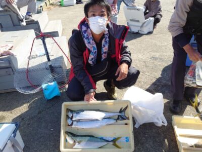 <p>沖の北　ショアジギでハマチとサゴシ！今日はメジロが少ないようでしたが、ハマチとサゴシはいい感じに釣れてましたよ♪</p>