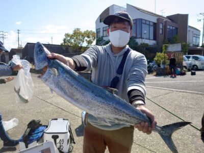 <p>沖の北　ショアジギでサワラ！このサイズが来たらタモ入れドキドキですが、落ち着いて慎重に取り込みましょう！</p>