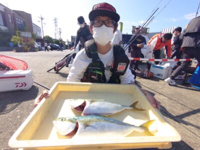 <p>沖の北　ショアジギでハマチ！メジロはちょっと少ないですがハマチは多い！回遊次第でまたサイズのバランスは変わってくると思います。まだまだいけますよ♪</p>