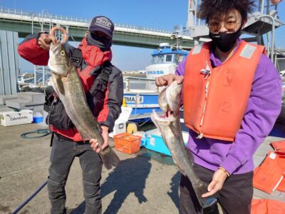 <p>沖の南　飲ませ釣りでハネ！釣れたイワシを足元に落としたらヒット！北も南も足元にでっかいスズキが潜んでますよ♪</p>