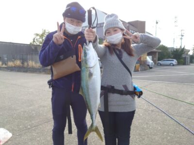 <p>旧一文字赤灯外向き　ショアジギでメジロ！10時頃に鳥山ナブラが一瞬出たそうです。それを逃さずしっかりキャッチ♪お見事♪</p>