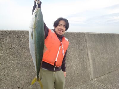 <p>今北様　沖の北　ショアジギで77cm!7時すぎにヒット！ルアー釣り初挑戦でゲット♪まさにビギナーズラック♪</p>