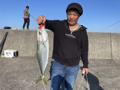 <p>カワバタ様　沖の北　ショアジギで7時頃にメジロ69cm GET^ ^</p>