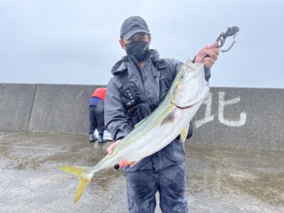 <p>沖の北　ショアジギで89cmのブリ！！！7時半頃にヒット♪♪</p>