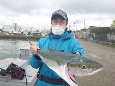 <p>沖の北　ショアジギングでメジロ67cm！10時頃にヒット！諦めずに頑張ったかいがありましたね♪北の奥の方でももう1本あがっていたようです。ヒットレンジはボトムとのことでした。</p>