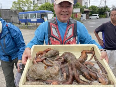 <p>植木様　沖の北　外向きで大ダコ3杯！900g、2kg、2.2kgプラス新子！！！素晴らしい釣果です！安定した新子狙いなら旧一文字、一発大物狙いなら沖って感じですかね。タコ自体は沖も旧も同じくらいいるんですが、基礎石の違いで釣果に差が出てるのかな。沖は基礎石が荒いので穴も深く、時合いじゃないと釣れにくいかんじです。大物は多い気がします。旧は浅いし、釣りやすい分新子の数釣りができるみたいな。今日は旧でもキロ超えが出ていますので、とりあえずタコ狙いなら旧がよいかと思います。今日はカーブから白灯が良かったみたいですが、潮の動き加減で明日どこがあたりかはわかりません。とにかく広く釣り歩いて、良さそうなところを集中的にって感じです。釣れない時はタコがおらんって感じるかもしれませんが、違います、まんべんなくいます！ようは活性がどこで高くなっているか、時合いがいつ来るかということなので、まわりの様子を見ながら広く釣り歩いてください！タコは足で稼ぐべし！</p>