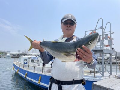 <p>匿名様　沖の北　ショアジギで80cmのブリ！！！9時前にヒット！！おめでとうございます^ ^</p>