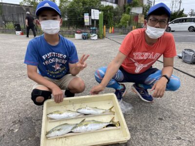 <p>三好様　沖の北　ショアジギ(トゥルーサーディン)でツバス4匹 GET！！チェイスも良くありました！ライトなタックルで狙うのも面白いかもしれませんね♪7月23日から土日祝の1・2番船はネット予約になります。詳細はホームページ内の予約方法のご案内に載せてますのでご確認下さい^ ^</p>