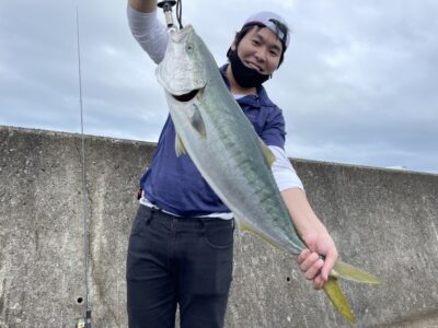 <p>カバタ様　沖の北　ショアジギで83cmのブリ♪久しぶりの青物の釣果ですが体高もありデカい！！！初青物との事でした！7時頃にヒット！おめでとうございます^ ^</p>