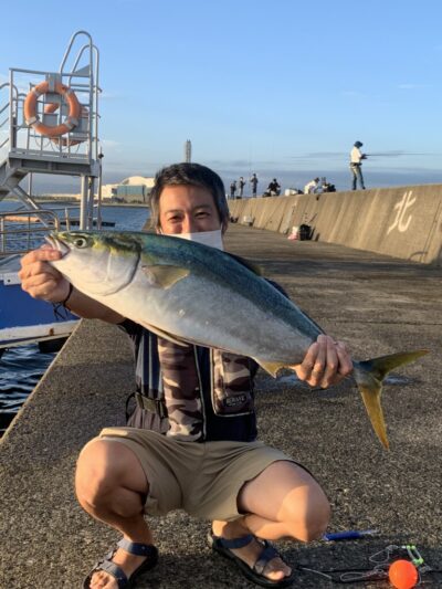 <p>R.O様　沖の北　6時前頃DAISOルアーでメジロ73cm🎣</p>