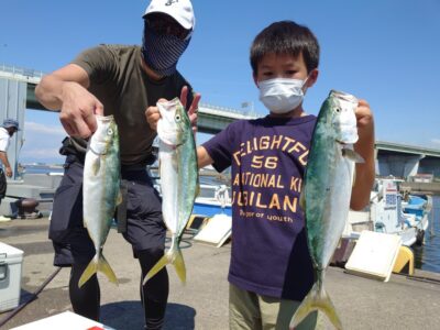 <p>沖の北 ショアジギでツバス！バス持ちがなかなか様になってます♪</p>