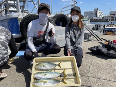 <p>匿名様　沖の北　ショアジギでツバス〜ハマチ3匹♪♪♪ ※17日(土)・18日(日)・19日(月)は強風予報の為休船します。</p>