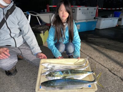 <p>合田様　沖の北　飲ませ釣りでメジロ2匹とテンヤで太刀魚3本♪</p>