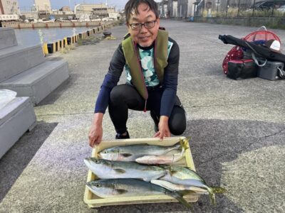 <p>タカムラ様　沖の北　飲ませ釣りでツバス〜メジロ6匹♪</p>