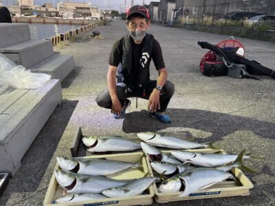 <p>谷様　沖の北　飲ませ釣りでハマチ〜メジロ10匹！！！現在飲ませの餌となる豆アジ〜小アジ・小サバは日中でも良く釣れてますので現地調達可能です^ ^</p>