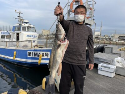 <p>野田様　沖の北　飲ませ釣りで70cmオーバーのスズキ！！！</p>