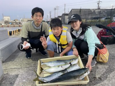 <p>八田ファミリー様　沖の北　ショアジギでハマチ〜メジロ4匹GET^ ^</p>