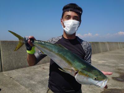 <p>松村様 沖の北 飲ませ釣りでほぼブリ78cm！！！11時頃にヒット！11時30分頃にも、奥と先端で飲ませの人がかけてました。飲ませはほぼ1日中あたってますね。</p>