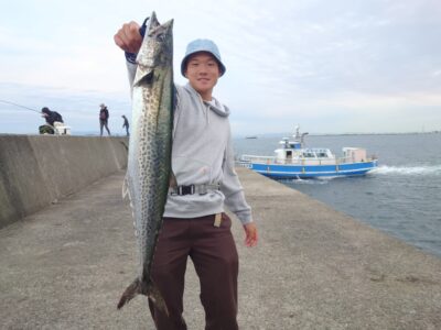 <p>沖の北 アズーロ・徹湾メタルバイブでサワラ！表層を高速巻きで！このあとも同じパターンでサワラを2つかけてました。</p><p> </p><p>7時すぎまでルアーでよく釣れてました！飲ませはその後もずっとあたってましたよ。飲ませのアジは内向きならいつでもどこでも釣れてました♪</p>