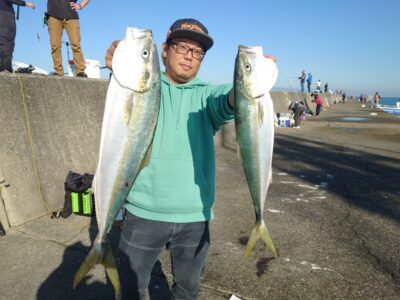 <p>無限餃子様 沖の北 胴突飲ませでメジロ4本！！！ヒラメ狙いの胴突に連発してました。ウキの人はあまりあたってなかったですね。今日はけっこう近めの深いところが良かったみたいです。赤灯でも飲ませでハマチとメジロが釣れていましたよ♪</p>