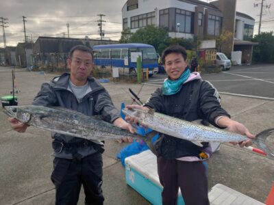 <p>白江様 沖の北 親子でサワラダブルヒット！飲ませとルアーでの釣果です。同じタイミングであたったそうです。大きい方は89cm♪初サワラとのことでした。おめでとうございます♪</p>