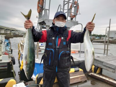 <p>金子様 沖の北 飲ませ釣りでメジロとブリ！</p>