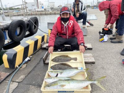 <p>宮崎様　沖の北　飲ませ釣りでヒラメ2匹とメジロ3匹！！！</p>