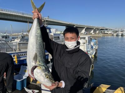 <p>匿名様　沖の北　飲ませ釣りで85cmのブリ！！！</p>