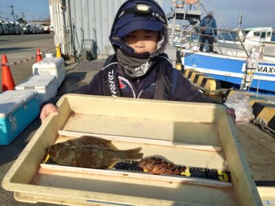 <p>沖の北 投げ釣りでカレイ！寒い中よく頑張りました♪</p>