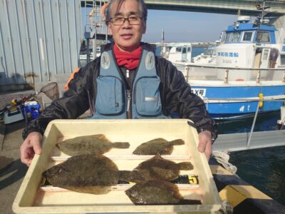 <p>高石の武田様 沖の北 投げ釣りでカレイ5枚！始めは30番台でやってたそうですが、途中でだいぶ船着よりに移動してからも釣れたそうです。</p>