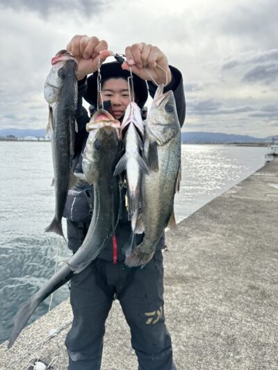 <p>マックススタッフ木村さん 沖の北内向き エビ撒き釣りでチヌ1、ハネ4！！！</p>
