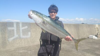 <p>松下様 沖の北 ショアジギでブリ89cm！5時頃にヒット！</p>