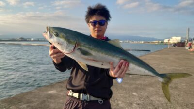 <p>井田君 沖の北 ジャックアイ・フリフリバイブでブリ82cm！5時半便でお預かりしました♪底からの巻上げでヒット！</p>