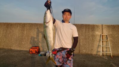 <p>佐藤様 沖の北 シンペンでブリ86.5cm！4時便で渡って開始2投目で釣れたそうです。初岸一で青物ゲットおめでとうございます♪</p><p>ポンプ小屋奥の方でもブリが釣れてました♪7時半にヒット中の方もいました♪</p>