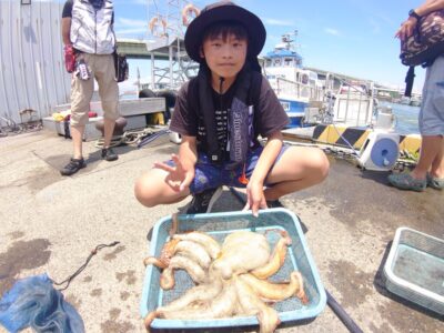 <p>三津谷様 旧一文字赤灯外向き タコエギで大ダコ3kg！！！まだ大ダコが釣れてますのでタモはちゃんと持っといてくださいね!</p>