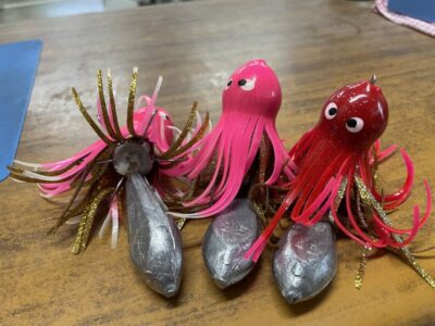 <p>🐙苦潮について🐙夏場に起こる苦潮ですが、海の色とかで判断するのは難しいです。分かりやすいのは普段底にいる魚(ヒラメやカレイ、ハゼなど)が水面近くまで浮いてる場合は苦潮の合図です！海底付近の酸素濃度が著しく下がりますので魚やタコは苦しくて浮いてきます。タコは苦潮の場合堤防(ケーソン)の継ぎ目に入ってきますのでタコジグにオモリ20〜25号程を追加し、なるべく堤防からタコジグが離れないように狙って下さい♪棚は苦潮の度合にもよります。上から底までタコジグをおとしながら探って下さい🎣</p><p>また、苦潮はいきなり入ったり無くなったりしますのでタコジグで継ぎ目を狙って反応がなければエギで底を狙うといった流れが良いでしょう♪</p><p>タコ釣りの１つの引き出しとしてご参考に^ ^</p>