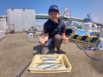 <p>沖の北 ショアジギでツバス！早朝から8時頃まで釣れて全部で9匹釣れたそうです♪ライトタックルで小さめ（20g）のルアーが良かったみたいです。</p>