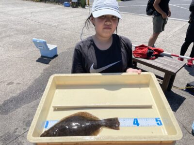 <p>ゆなちゃん　沖の北　サビキ釣りでかかった小鯖にヒラメがヒット🎣おめでとうございます♪</p>