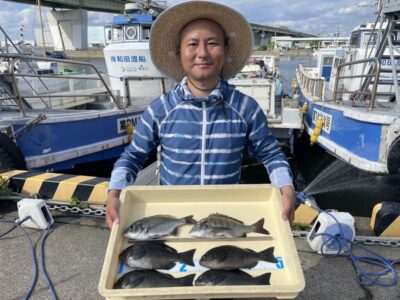 <p>許凱様　沖の北　ふかせ釣りでグレ25cmまでとチヌ2枚🎣</p>