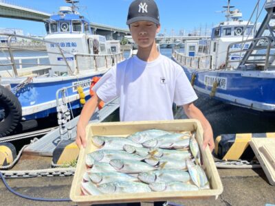 <p>佐藤様　沖の北　ジェットロー(弓角)でツバス15匹🎣7時半頃から8時過ぎまでに連発したそうです♪♪</p>