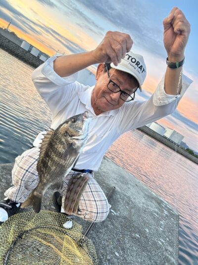 <p>ハネ研 岩田様　旧一文字白灯　エビ撒きでチヌ4枚🎣</p>