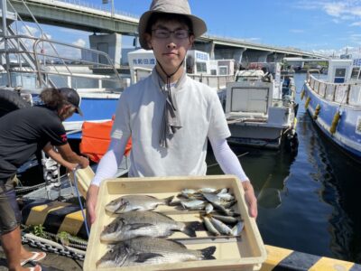 <p>村尾さんのお連れ様　沖の北外向き　ふかせ釣りでチヌ3枚とアジ🎣</p>