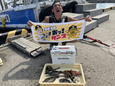 <p>🐯島野🐅様　旧一文字赤灯　エビ撒き　アコウ32cm・グレ🎣タコエギでマダコも2杯🐙</p>