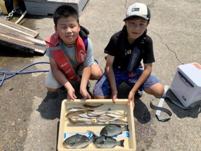 <p>三津谷レオ&リョウタ君　沖の北外向き　虫エサでグレ3尾🐟良型キス大漁です🎣</p>