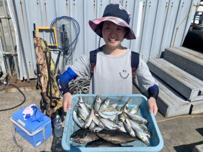 <p>矢倉様　旧一文字赤灯内向き　サビキ釣りでグレ3尾&アジ大漁です🎣</p>