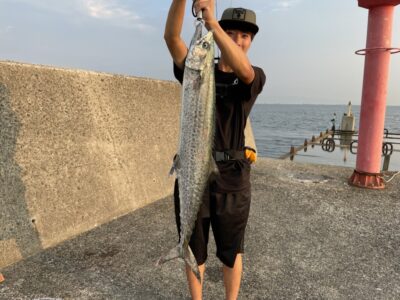 <p>ジャッカル金井(弟)様　沖の北　5時半頃にサワラ92cm🎣　新製品のビッグバッカー E-ブレードでヒットとの事でした♪♪おめでとうございます^ ^</p>